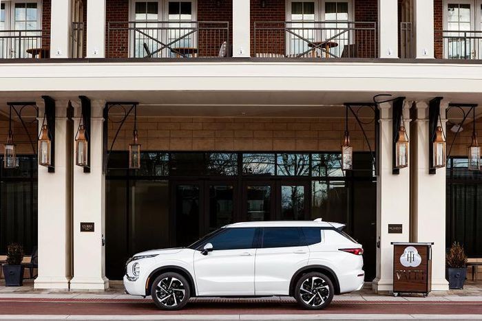 Mitsubishi Outlander 2022 bản tiết kiệm xăng lộ diện, đầu năm sau ra mắt