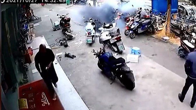 Pin xe điện bất ngờ phát nổ tại của hàng sửa xe
