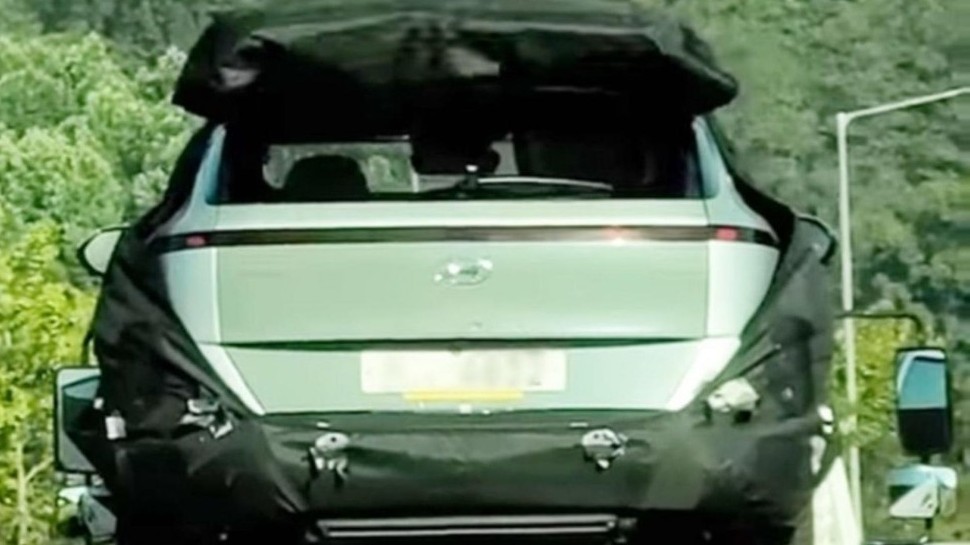 Hyundai Kona 2023 lộ thiết kế đuôi xe gây liên tưởng đến Hyundai Staria