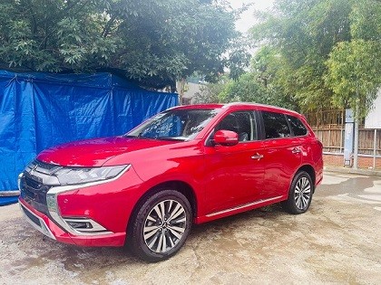 Mitsubishi Outlander có thiết kế lạ xuất hiện tại Việt Nam