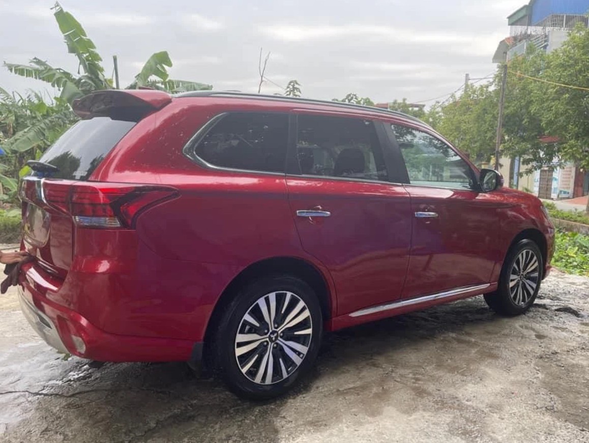 Mitsubishi Outlander có thiết kế lạ xuất hiện tại Việt Nam