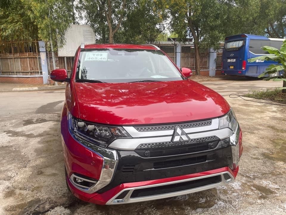 Mitsubishi Outlander có thiết kế lạ xuất hiện tại Việt Nam