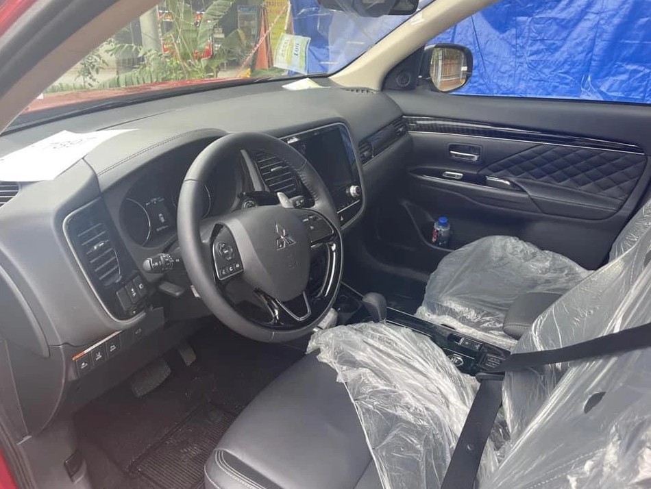 Mitsubishi Outlander có thiết kế lạ xuất hiện tại Việt Nam