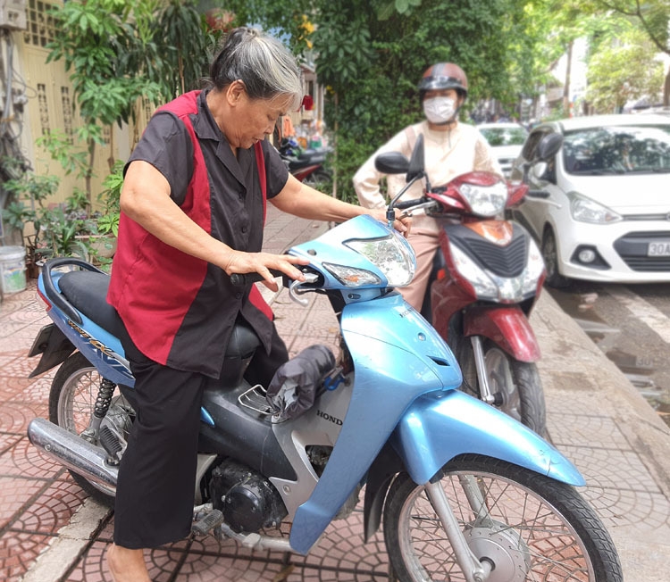 Người phụ nữ hơn 50 năm làm nghề sửa ôtô Người phụ nữ hơn 50 năm làm nghề sửa ôtô