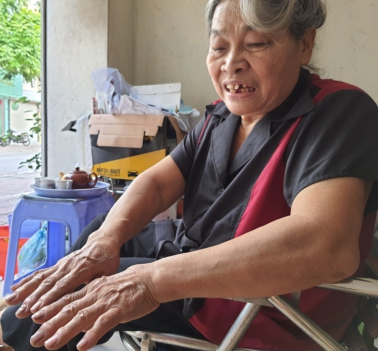 Người phụ nữ hơn 50 năm làm nghề sửa ôtô Người phụ nữ hơn 50 năm làm nghề sửa ôtô