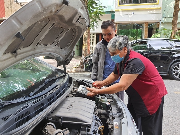Người phụ nữ hơn 50 năm làm nghề sửa ôtô