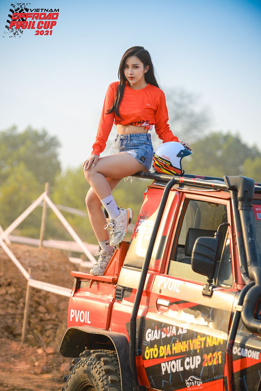 [PVOIL VOC 2021] Thiếu nữ diện đồ Giáng sinh bên 'chiến binh' offroad