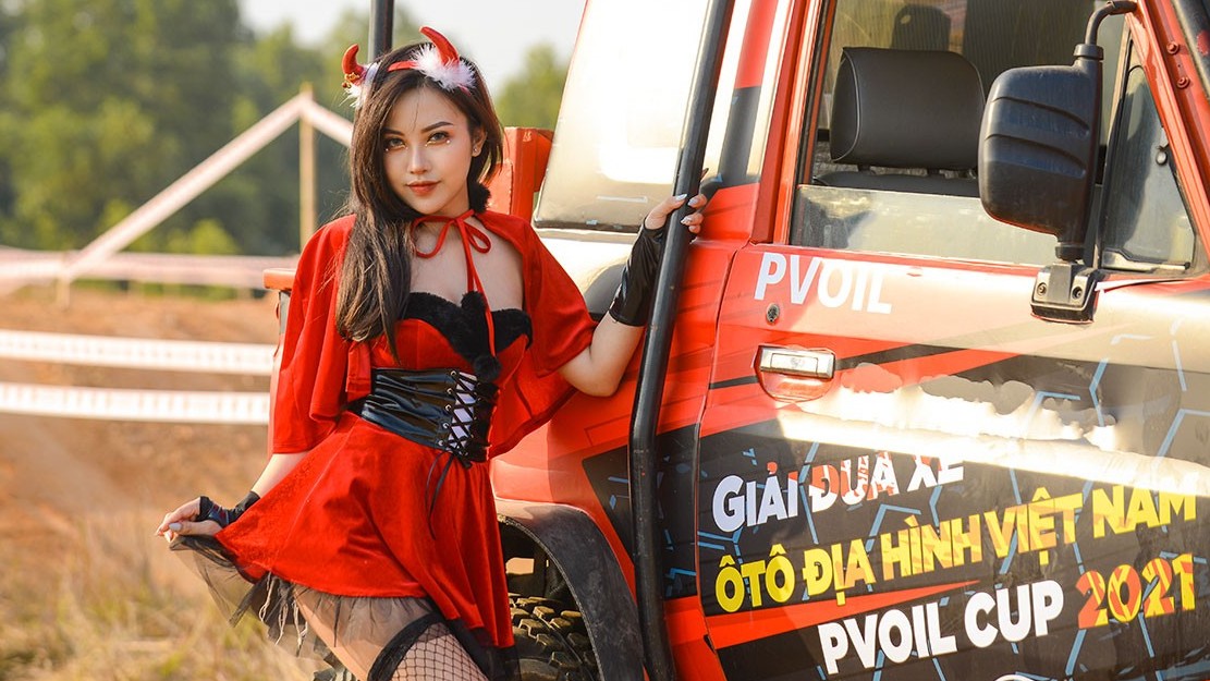 [PVOIL VOC 2021] Thiếu nữ diện đồ Giáng sinh bên 'chiến binh' offroad