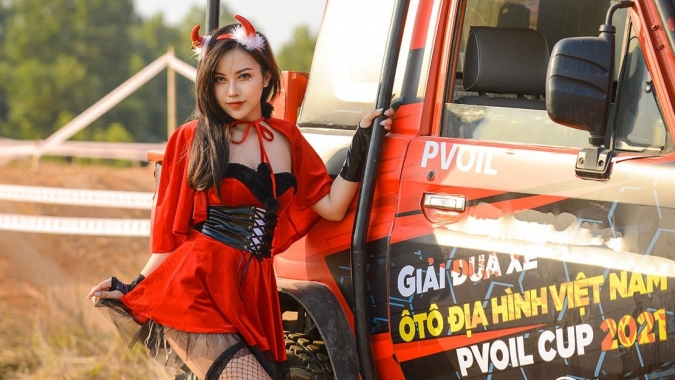 [PVOIL VOC 2021] Thiếu nữ diện đồ Giáng sinh bên 'chiến binh' offroad