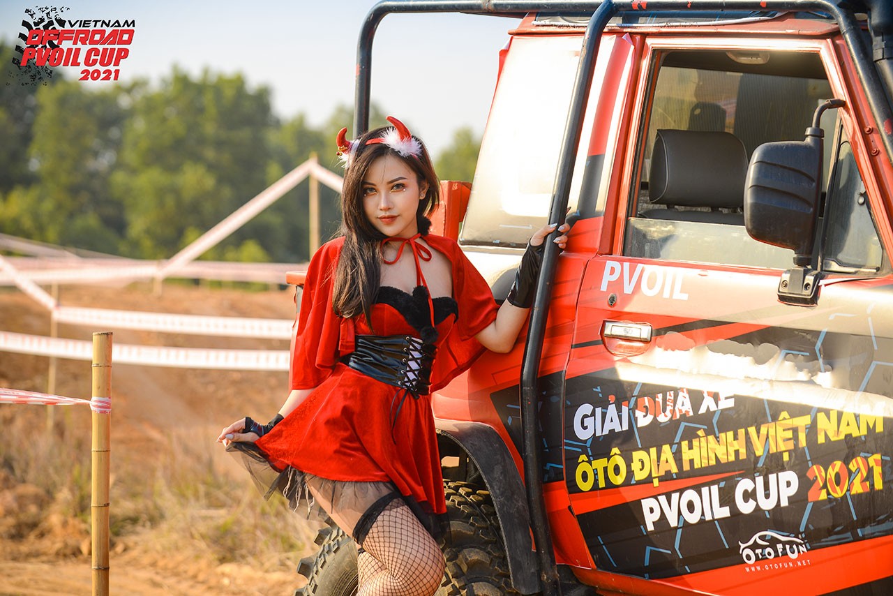 [PVOIL VOC 2021] Thiếu nữ diện đồ Giáng sinh bên 'chiến binh' offroad
