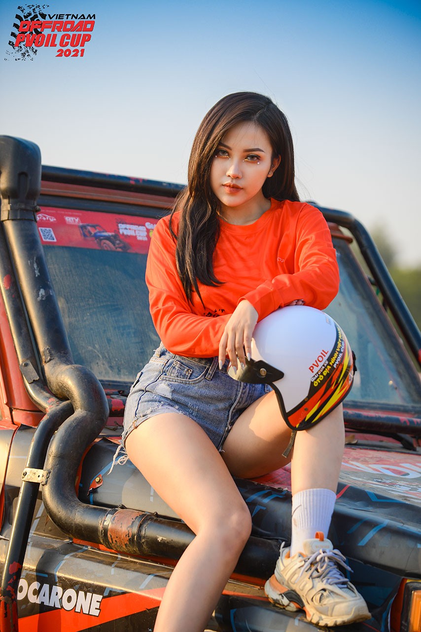 [PVOIL VOC 2021] Thiếu nữ diện đồ Giáng sinh bên 'chiến binh' offroad