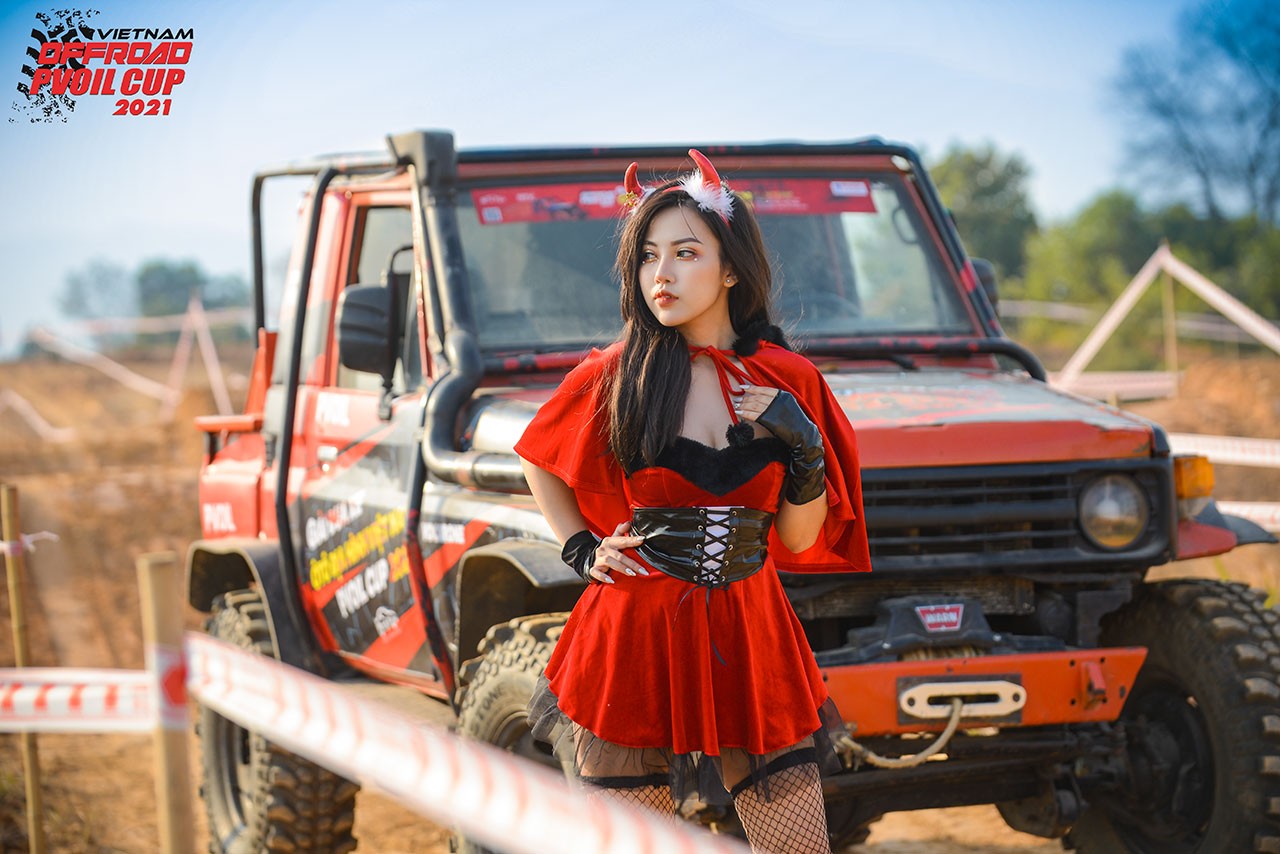 [PVOIL VOC 2021] Thiếu nữ diện đồ Giáng sinh bên 'chiến binh' offroad