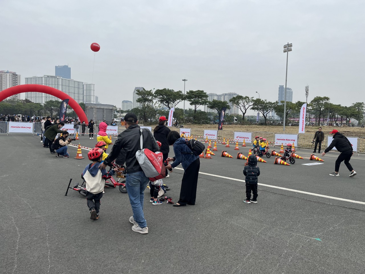 Hàng trăm tay đua nhí góp mặt tại đường đua Kid Racing Training (Honda Thanks Day) Hàng trăm tay đua nhí góp mặt tại đường đua Kid Racing Training (Honda Thanks Day)