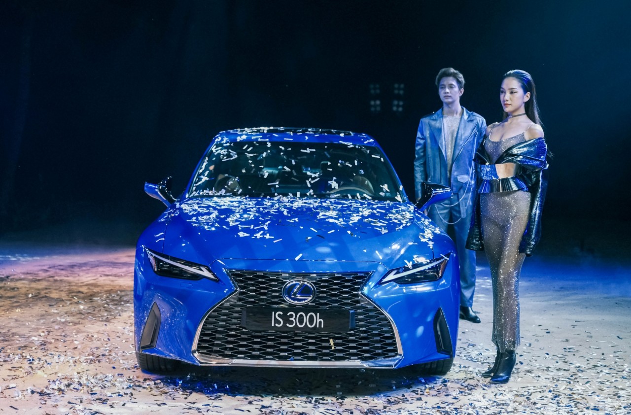 Xe ra mắt đầu tiên năm 2021: Lexus IS, 3 phiên bản, giá từ 2,1 tỷ đồng
