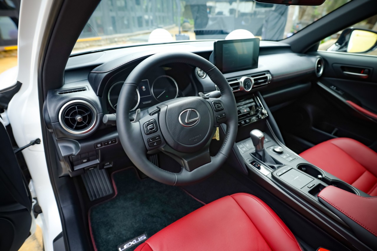 Xe ra mắt đầu tiên năm 2021: Lexus IS, 3 phiên bản, giá từ 2,1 tỷ đồng