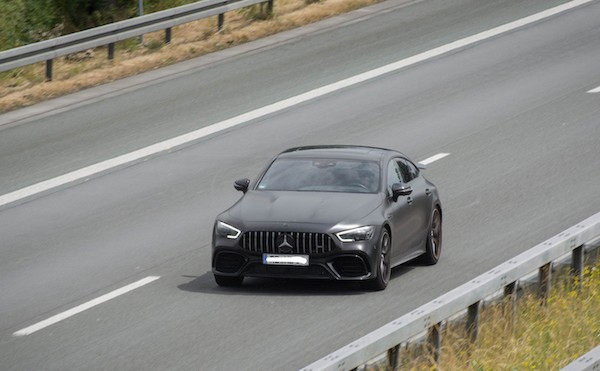 Chiếc Mercedes AMG GT 63 S chạy ngược chiều trên Autobahn, sau đó bỏ trốn cảnh sát với tốc độ 250km/h. Chiếc Mercedes AMG GT 63 S chạy ngược chiều trên Autobahn, sau đó bỏ trốn cảnh sát với tốc độ 250km/h.