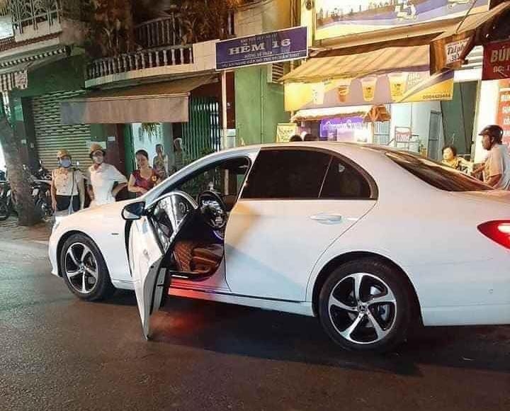 Mở cửa xe thế nào cho đúng và an toàn? mo cua xe the nao cho dung va an toan
