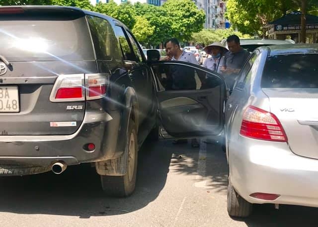 Mở cửa xe thế nào cho đúng và an toàn? mo cua xe the nao cho dung va an toan