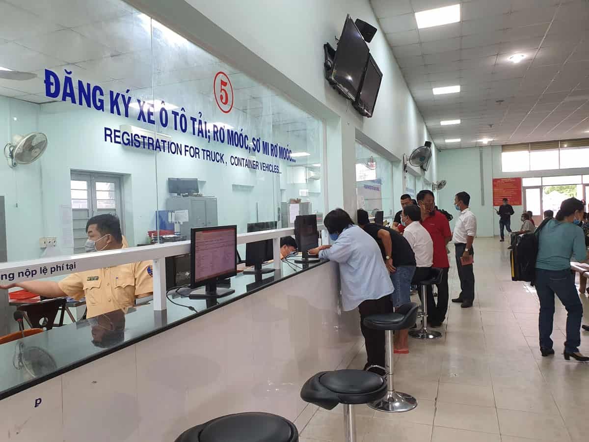 Từ 21/5, Phòng CSGT quận và công an huyện sẽ chịu trách nhiệm cấp biển số ô tô, công an xã, phường cấp biển số xe máy. Từ 21/5, Phòng CSGT quận và công an huyện sẽ chịu trách nhiệm cấp biển số ô tô, công an xã, phường cấp biển số xe máy.