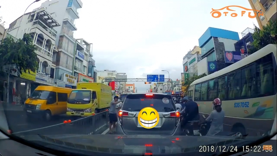 Người đàn ông nhặt rác, gõ cửa kính trả lại cho tài xế Toyota Innova nguoi dan ong nhat rac tra lai cho tai xe o to vo y thuc