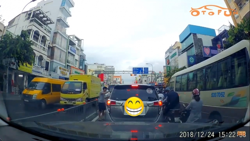 Người đàn ông nhặt rác, gõ cửa kính trả lại cho tài xế Toyota Innova