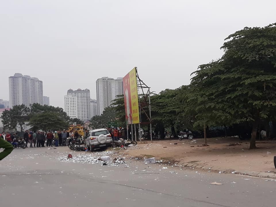 ford ecosport dam guc hang loat nguoi tham gia giao thong tai ha dong