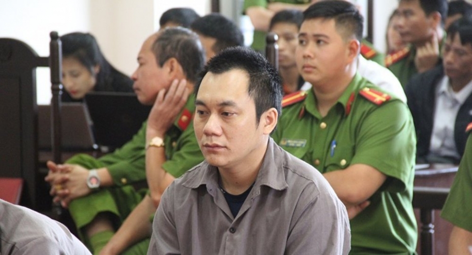 Cà phê OF: Vợ tài xế container vụ Innova đi lùi trên cao tốc 'mong chồng được về ăn Tết' ca phe of vo tai xe container vu innova di lui tren cao toc mong chong duoc ve an tet