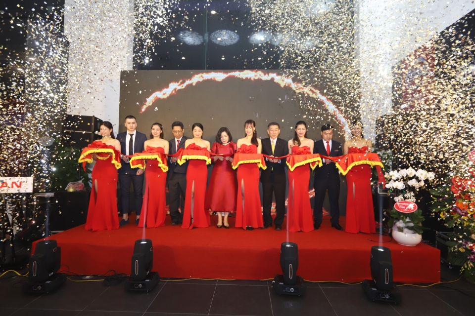 nissan viet nam khai truong dai ly nissan tay ho