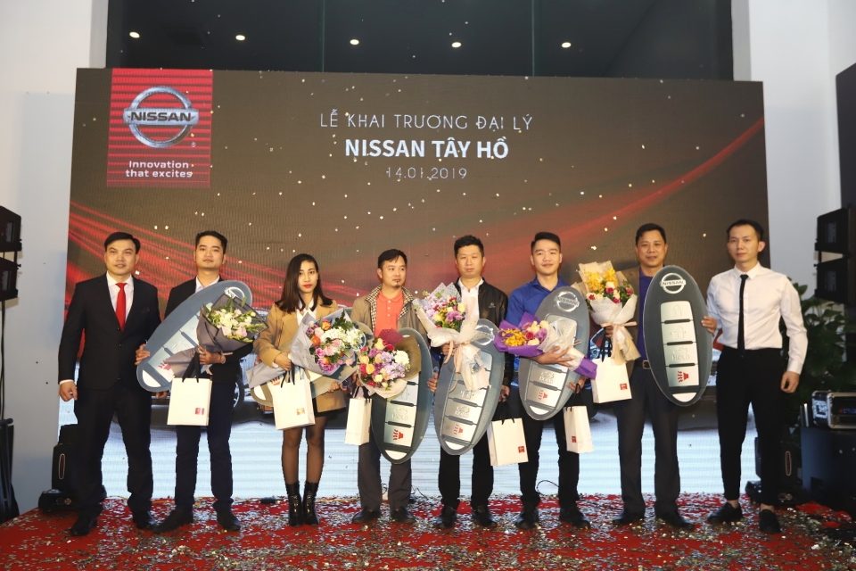 nissan viet nam khai truong dai ly nissan tay ho