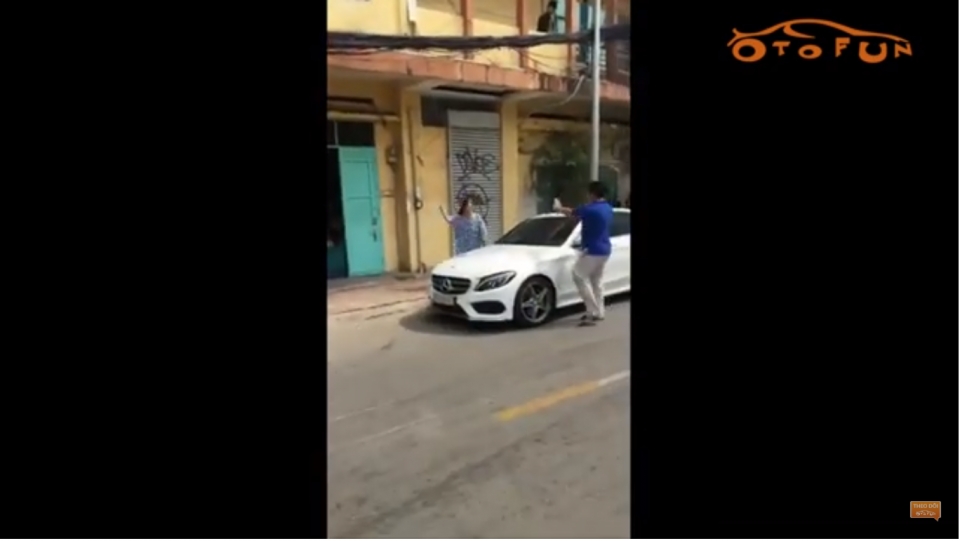 Cụ bà dùng búa đập Mercedes-Benz, gây thiệt hại gần 250 triệu đồng cu ba dung bua dap mercedes benz gay thiet hai gan 250 trieu dong