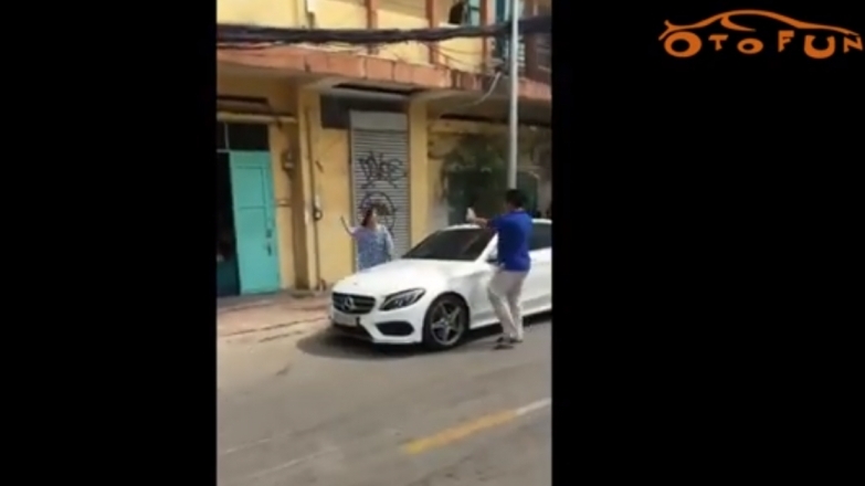 Cụ bà dùng búa đập Mercedes-Benz, gây thiệt hại gần 250 triệu đồng