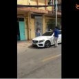 Cụ bà dùng búa đập Mercedes-Benz, gây thiệt hại gần 250 triệu đồng