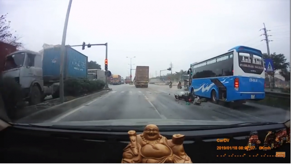 Nam thanh niên bị xe container ép gãy chân khi dừng chờ đèn đỏ nam thanh nien bi xe container ep gay chan khi dung cho den do