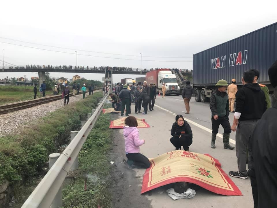 Xe tải đâm đoàn viếng nghĩa trang trên Quốc lộ 5, 9 người thiệt mạng hai duong xe tai dam doan nguoi di vieng nghia trang 9 nguoi thiet mang