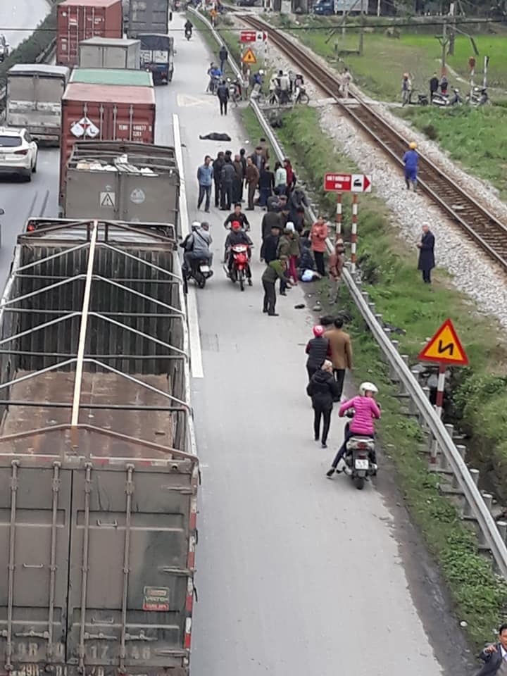 Xe tải đâm đoàn viếng nghĩa trang trên Quốc lộ 5, 9 người thiệt mạng hai duong xe tai dam doan nguoi di vieng nghia trang 9 nguoi thiet mang