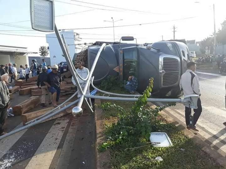 Lật container, hàng trăm khối gỗ đổ ập xuống đường đè bẹp xe bán tải lat container hang tram khoi go do xuong duong de bep xe ban tai