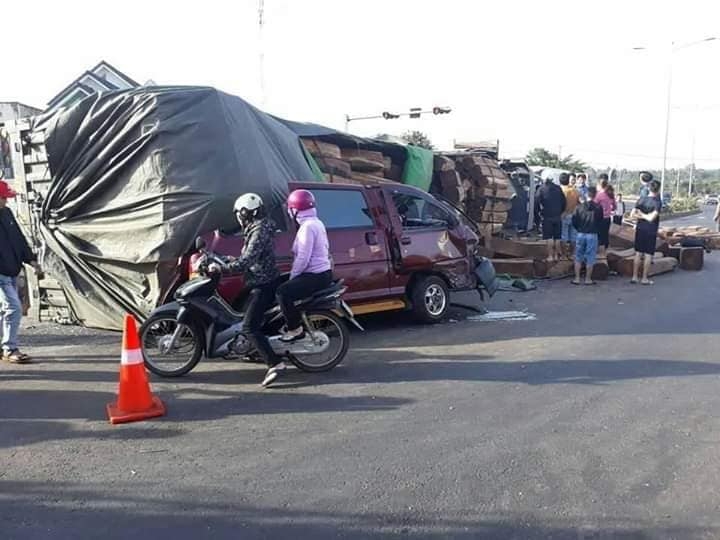 Lật container, hàng trăm khối gỗ đổ ập xuống đường đè bẹp xe bán tải lat container hang tram khoi go do xuong duong de bep xe ban tai