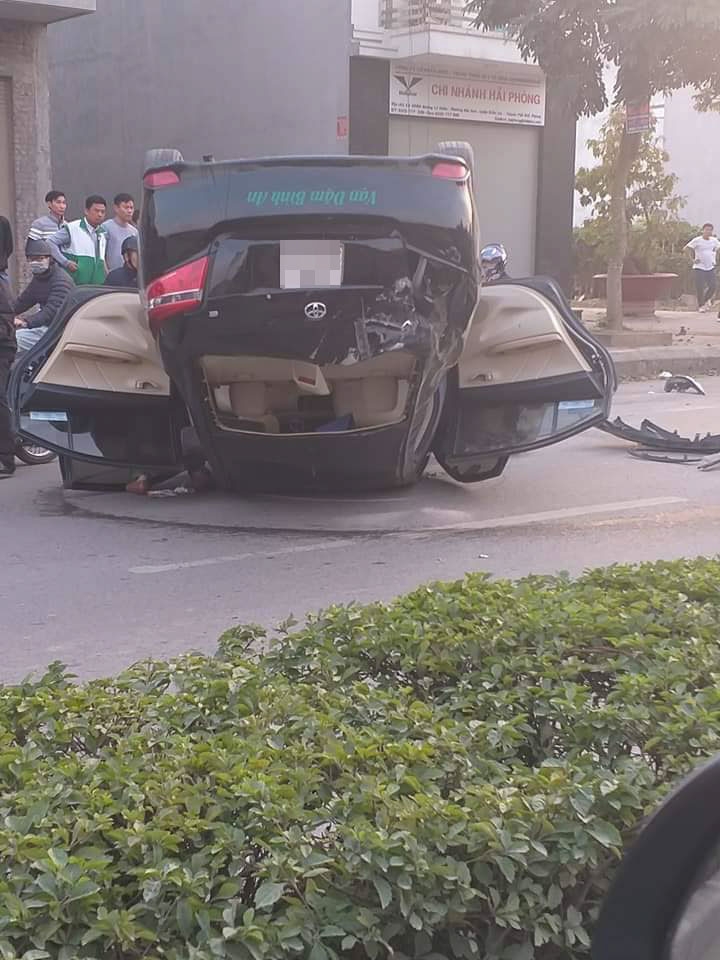 Phóng nhanh, đâm vỉa hè taxi lật ngửa như phim hành động phong nhanh dam via he taxi lat ngua nhu phim hanh dong