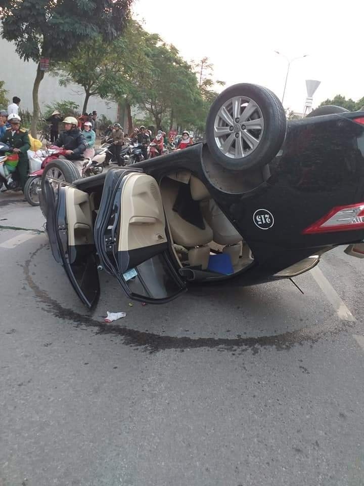 Phóng nhanh, đâm vỉa hè taxi lật ngửa như phim hành động phong nhanh dam via he taxi lat ngua nhu phim hanh dong