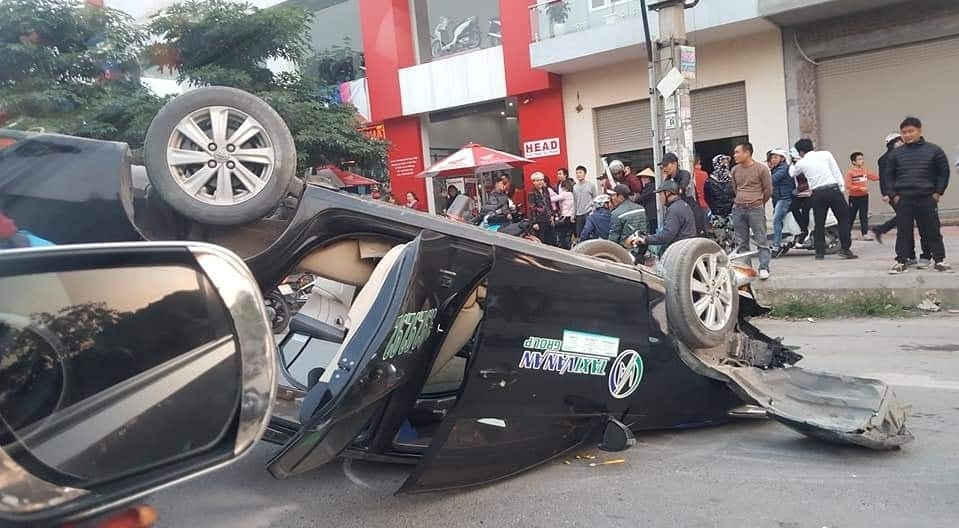 Phóng nhanh, đâm vỉa hè taxi lật ngửa như phim hành động