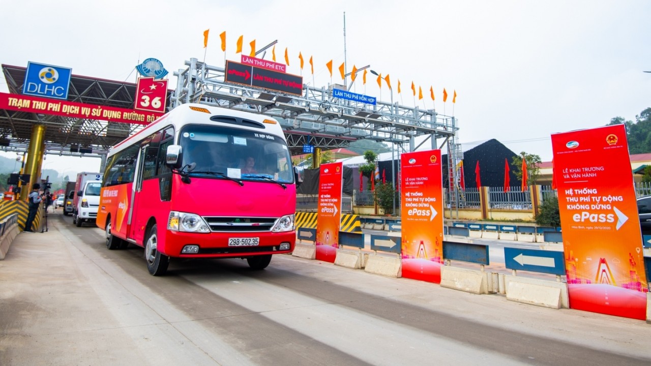 Có thẻ ePass, xe đi vèo vèo qua các trạm thu phí tự động trên toàn quốc