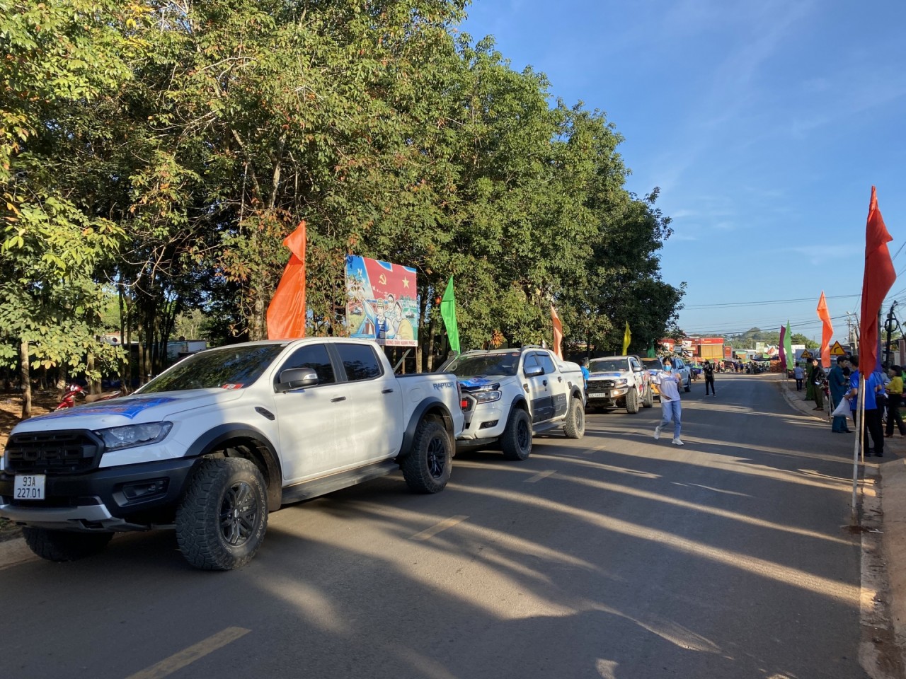 Nối đuôi nhau thành một hàng dài, đoàn xe Pickup Bình Phước chung tay xây dựng hình ảnh “những người tài xế tử tế”