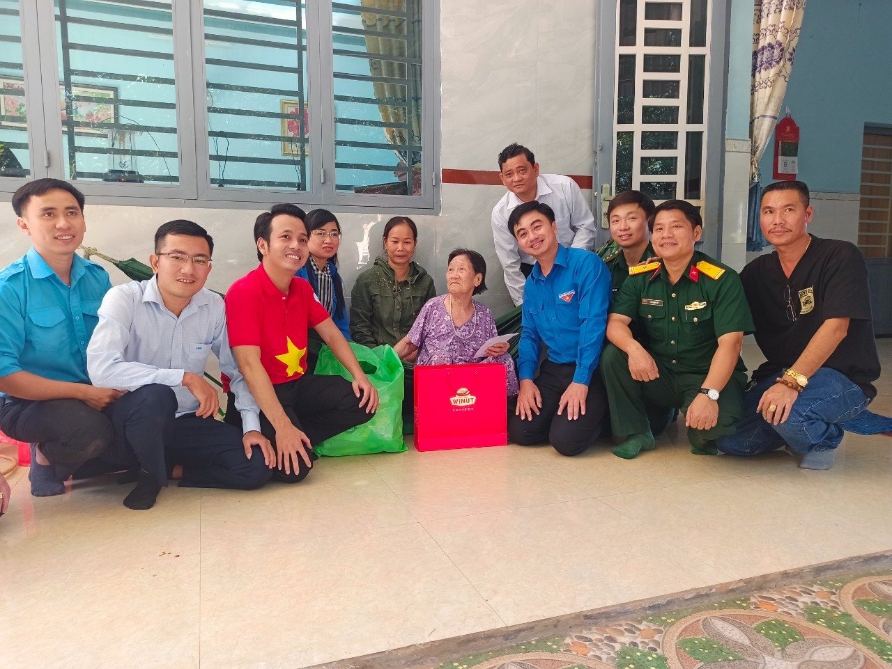Thăm Đồn Biên phòng Thanh Hòa (huyện Bù Đốp), Đội Công tác xã hội Thanh niên TP. HCM, Công ty TNHH MTV Ngọc Hải Đăng cùng Tỉnh Đoàn Bình Phước đã trao 36 phần quà cho con của lính biên phòng và quà Tết cho Đồn
