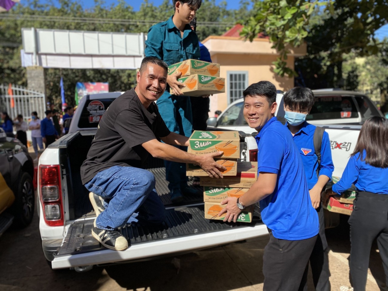 Những nụ cười tỏa nắng của các thành viên CLB Pickup Bình Phước cùng người trẻ địa phương khi mau chóng cho quà Tết “hạ cánh” xuống nơi tổ chức Lễ phát động Chiến dịch