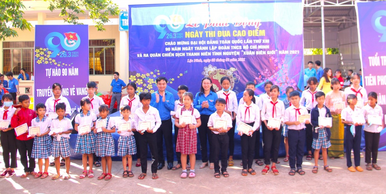 Bí thư Tỉnh Đoàn Trần Quốc Duy và Phó Bí thư Tỉnh Đoàn Lê Thị Hồng Phấn (đứng chính giữa) trao 30 suất học bổng Vừ A Dính cho học sinh vùng biên tại Lễ phát động