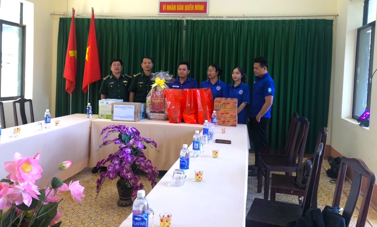 Thăm Đồn Biên phòng Thanh Hòa (huyện Bù Đốp), Đội Công tác xã hội Thanh niên TP. HCM, Công ty TNHH MTV Ngọc Hải Đăng cùng Tỉnh Đoàn Bình Phước đã trao 36 phần quà cho con của lính biên phòng và quà Tết cho Đồn