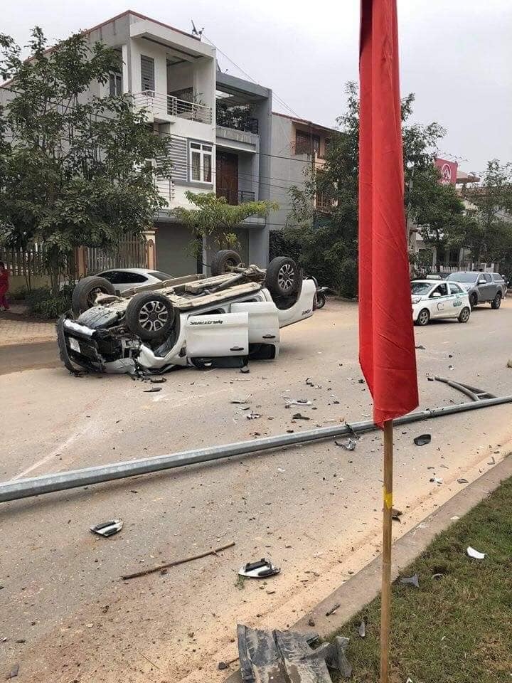 Ford Ranger đâm bật 2 cột đèn rồi lật ngửa ở Yên Bái ford ranger dam bat 2 cot den roi lat ngua o yen bai