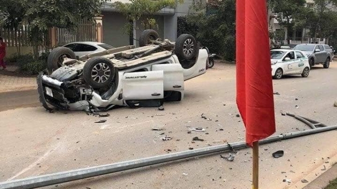 Ford Ranger đâm bật 2 cột đèn rồi lật ngửa ở Yên Bái