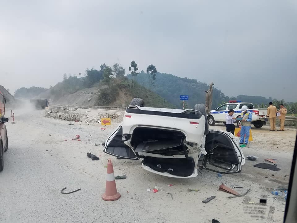 Hết Tết, Mazda6 lật ngửa trên đường về Hà Nội het tet mazda6 lat ngua tren duong ve ha noi