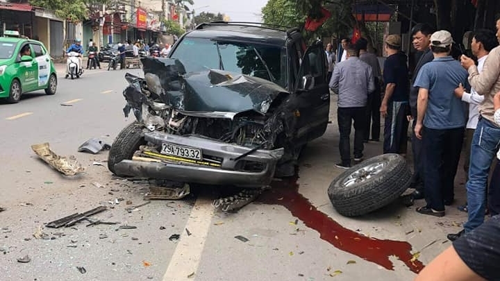 Toyota Land Cruiser "hạ gục" hai xe tải trong vụ tai nạn liên hoàn ở Hải Phòng
